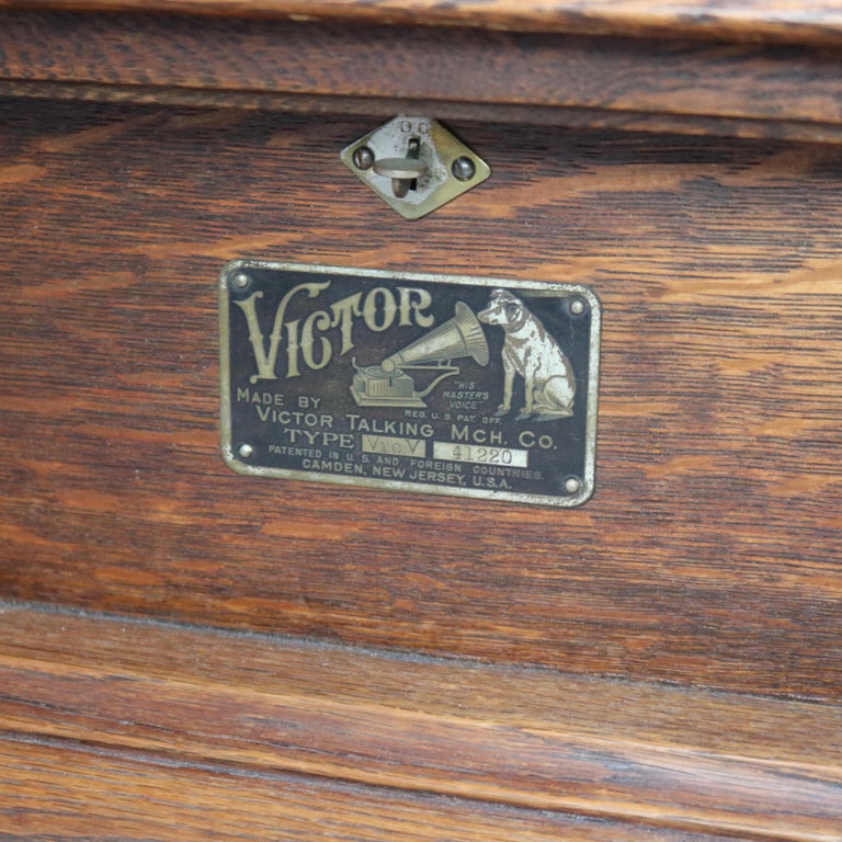 Antique Victor Victrola V Oak Phonograph with Oak Horn & Vinyl Records C1910