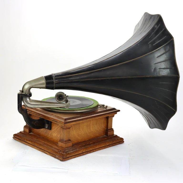 Antique Victor V Victrola Oak Disk Player & Horn C1910